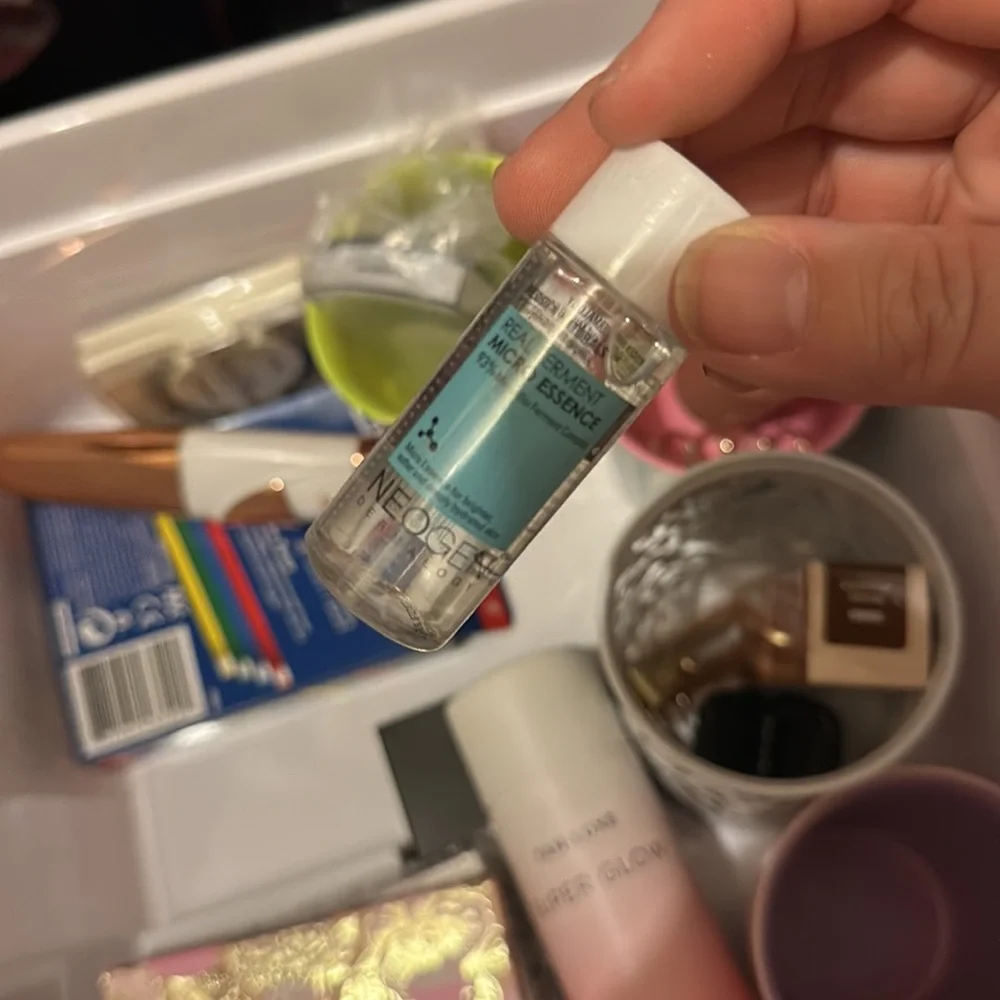 Makeup items - Picture 4 of 4